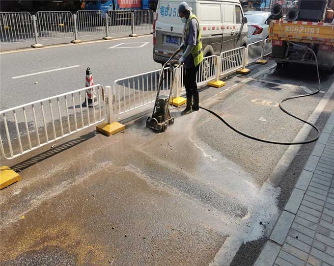 哈爾濱道路標(biāo)線清洗更干凈的辦法